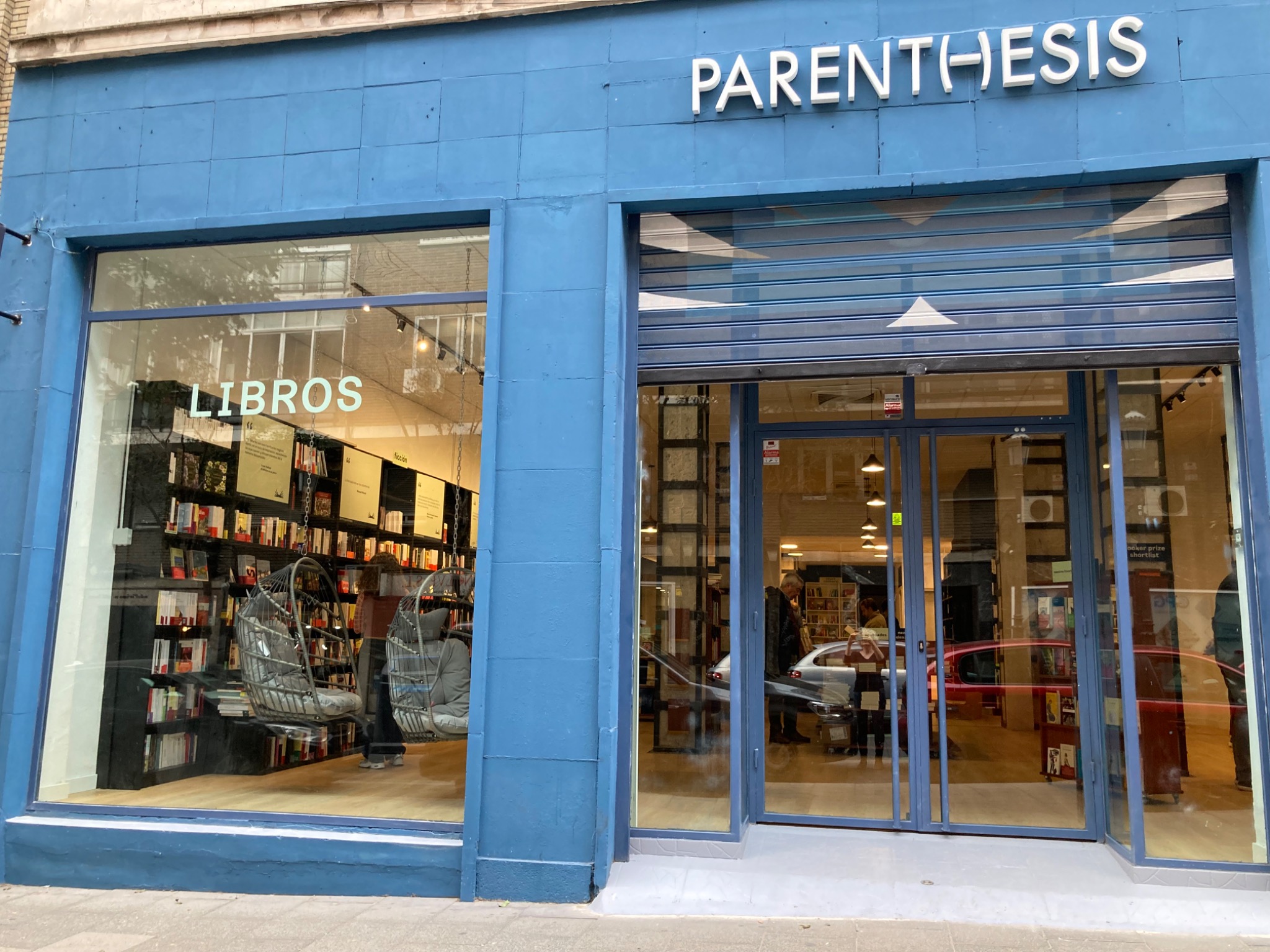 Fachada completa de Librería Parenthesis