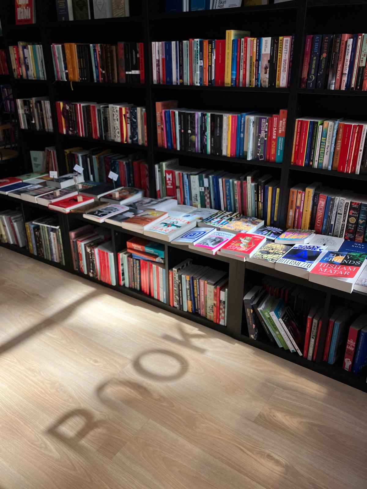 Interior de Parenthesis con estanterías de libros
