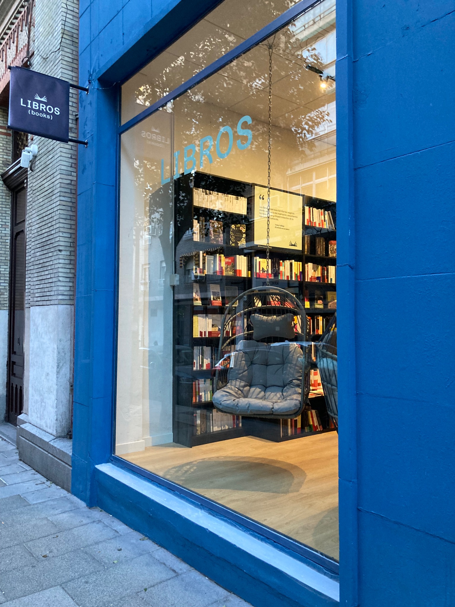 Escaparate LIBROS de Parenthesis, con las sillas colgantes visibles en el interior